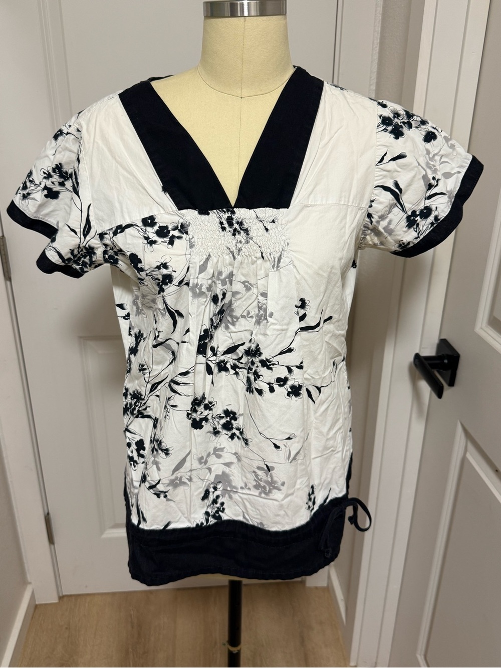 Medium Floral Los Angeles Rose Scrub Top - Excellent Condition